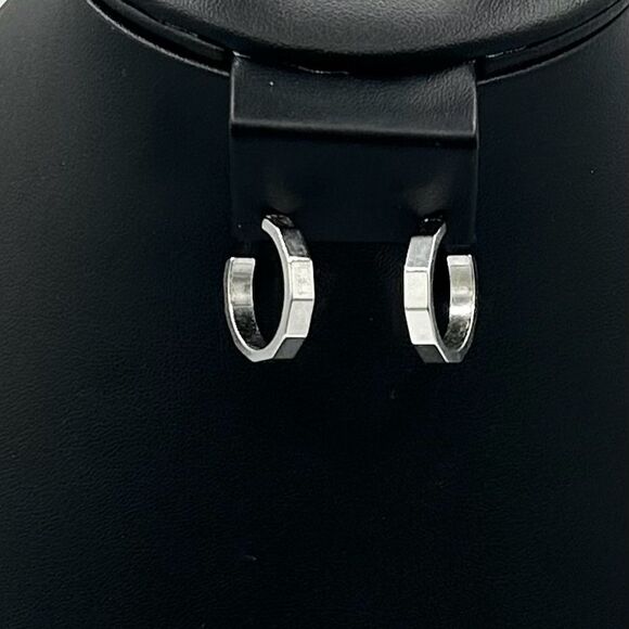 Silver Faceted Hoop Earrings Lightweight Secure Lock Back - Picture 1 of 3